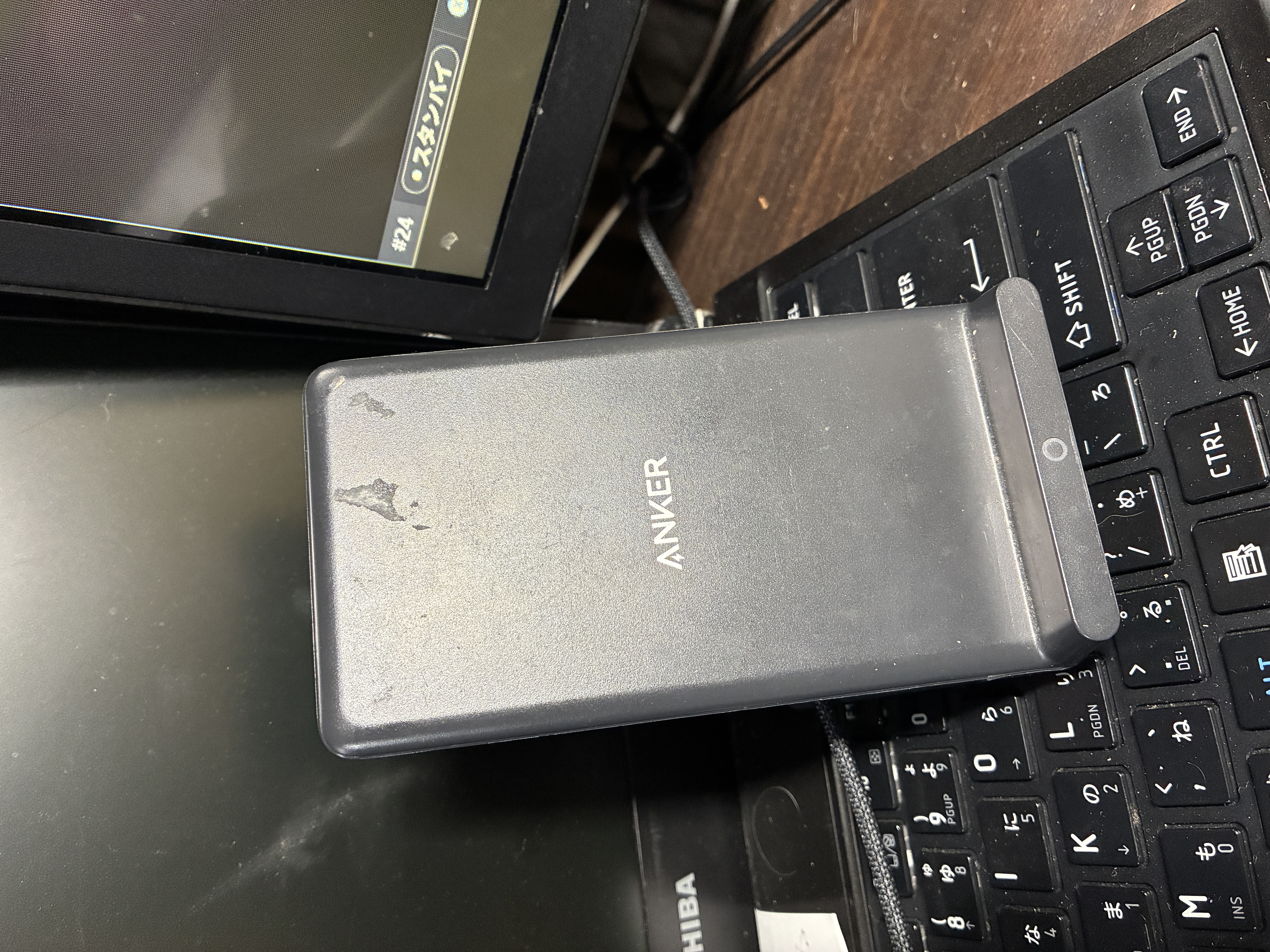 デスクで使用中のAnker PowerWave 10 Standの正面写真