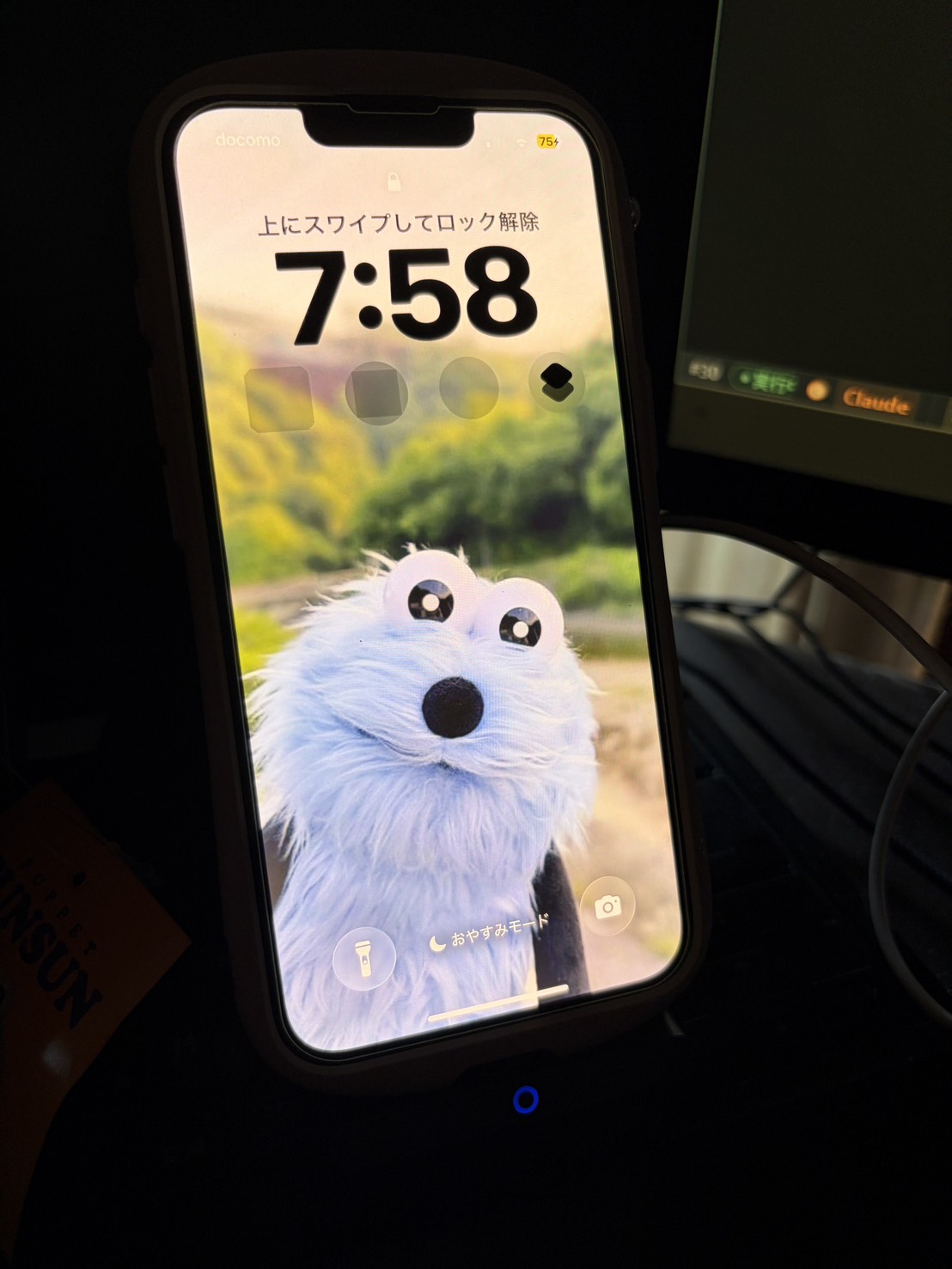 Anker PowerWave 10 Standで充電しているiPhoneの近景
